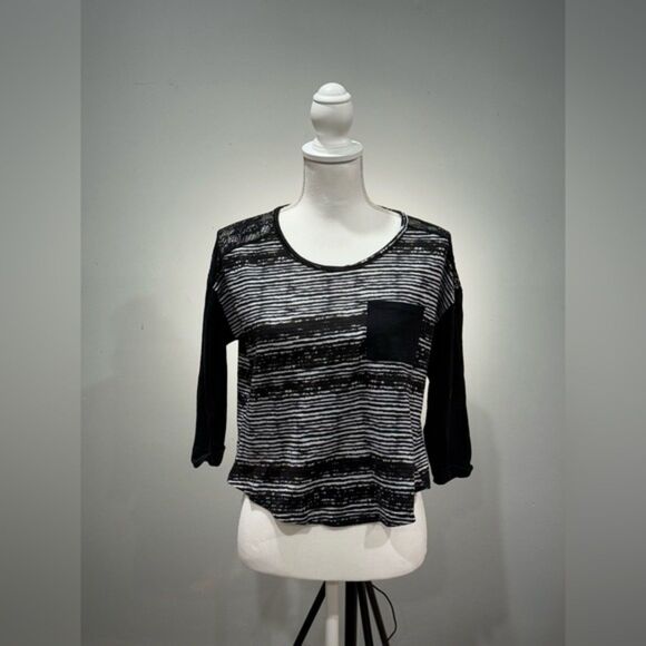 SALE! Hot Kiss Striped Cropped Casual Top Size M VGUC - Picture 1 of 5